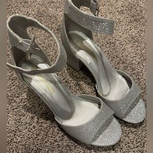 Women's size 7 Dream Pairs Silver Block Heel